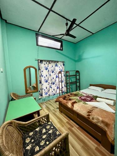 um quarto com uma cama e uma parede verde em Song by meadow homestay em Kaziranga