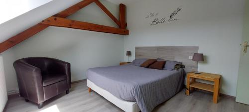 une chambre avec un lit et une chaise dans l'établissement Maison de vacances vue panoramique le Pailler 4 à 9 personnes, à Millau