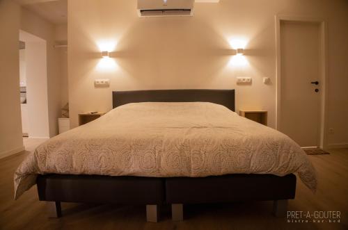 Postel nebo postele na pokoji v ubytování PRET A GOUTER bistro bar bed