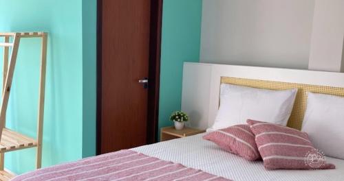 1 dormitorio con 1 cama con 2 almohadas en Pousada dos Cânticos en Barra