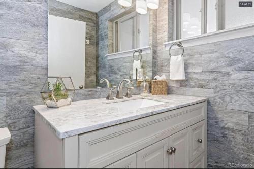 Ένα μπάνιο στο Sunny Beach House of Olde Town Arvada