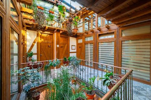 un balcone pieno di piante di Guest house Diabora-Veliko Tarnovo a Veliko Tŭrnovo