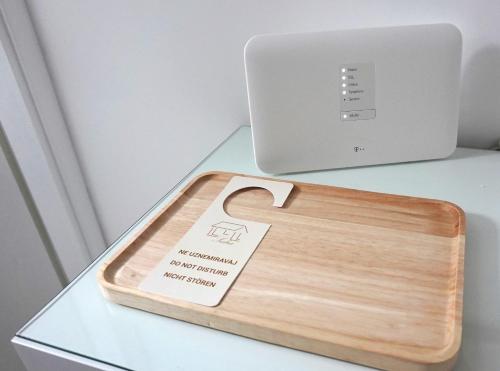 a wooden cutting board on a table next to a laptop at Kuća za odmor Sedra in Hrvatska Kostajnica