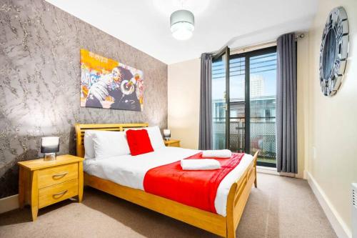 una camera con un letto e una grande finestra di Cozy 2 Bed Arcadian Center By Azura Nights a Birmingham