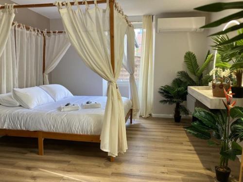 une chambre avec un lit à baldaquin dans l'établissement Jungle Secret SPA Nuit insolite, à Giromagny