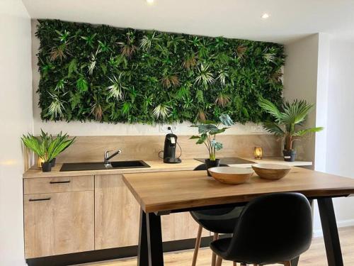 une cuisine avec un mur végétalisé avec des plantes dessus dans l'établissement Jungle Secret SPA Nuit insolite, à Giromagny