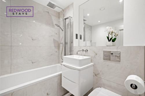 a bathroom with a sink and a toilet and a tub at Top Quality 2 Bed 1 Bath Apartments For Contractors By REDWOOD STAYS in Reading