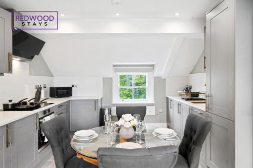 a kitchen with a table and chairs in a kitchen at Top Quality 2 Bed 1 Bath Apartments For Contractors By REDWOOD STAYS in Reading