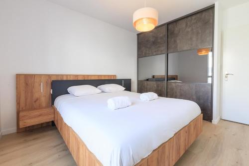 1 dormitorio con 2 camas con sábanas blancas en Rohan - T3 - parking - calme - wifi, en Vannes