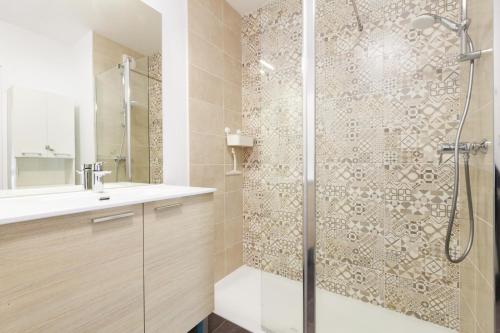 y baño con ducha y lavamanos. en Rohan - T3 - parking - calme - wifi, en Vannes
