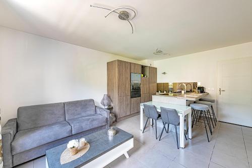 un salon avec un canapé et une table dans l'établissement Mare E Monte T2, à Menton