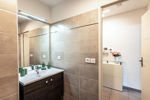 une salle de bain avec un lavabo et une douche dans l'établissement Mare E Monte T2, à Menton