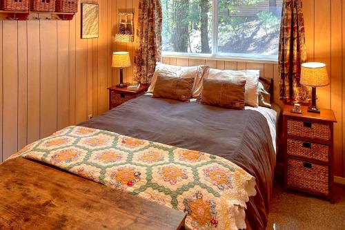 เตียงในห้องที่ Whispering Woods Hideaway