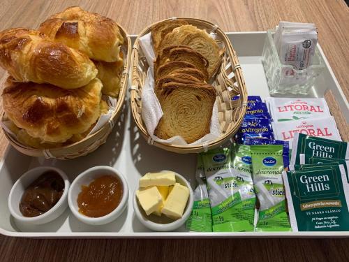 un vassoio con tre cestini di pane e altro cibo di Glo apart hotel a Cañuelas