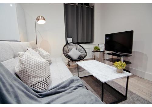 un soggiorno con divano e TV di Charming 1BR flat in Maidstone a Maidstone