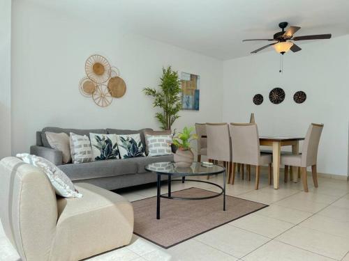 uma sala de estar com um sofá e uma mesa em Alojamiento con vistas Costa del Este 1 na Cidade do Panamá