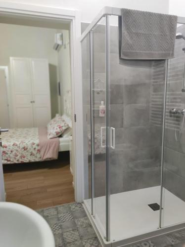 a bathroom with a shower and a bedroom with a bed at B&B Villa Elisa in Motta di Livenza