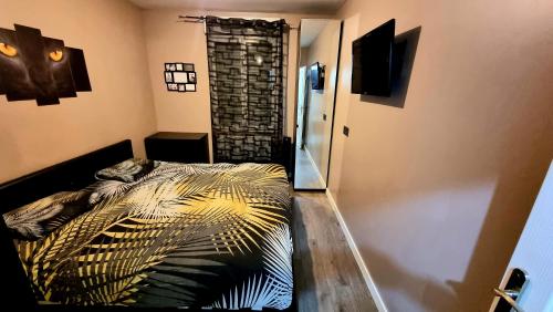 - une chambre avec un lit et un grand paon dans l'établissement T2 Paris Disneyland Balcon Parking, à Noisy-le-Grand