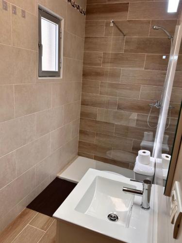 a bathroom with a white sink and a mirror at Apartamento en Los cristianos 2 habitaciones 4 huespedes Vv Elenita in Los Cristianos
