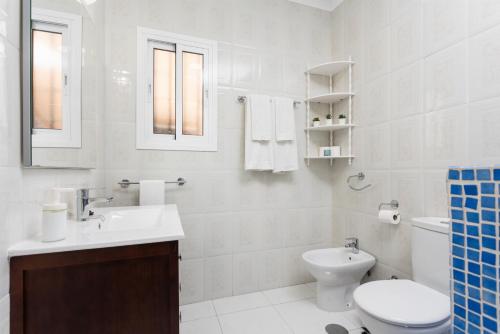 馬羅的住宿－Cortijo Mari Carmen，白色的浴室设有卫生间和水槽。