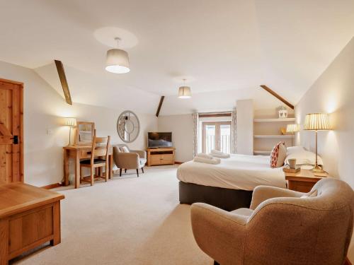 1 dormitorio con 1 cama, escritorio y sillas en 3 Bed in Launceston BRWHI, en Launceston
