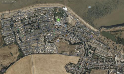 um mapa de uma cidade com edifícios e um campo em Hillside Sleeps 6 em Allhallows