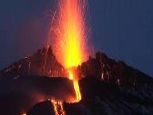 Un gran fuego está en una montaña por la noche en Etna Residence Zafferana Etnea, en Zafferana Etnea