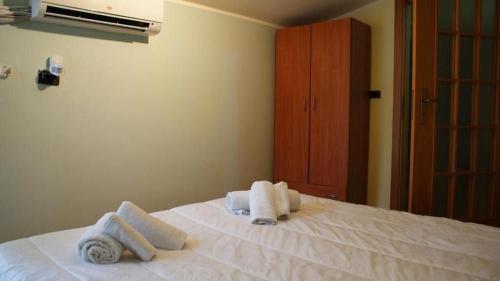 1 dormitorio con 1 cama con toallas en Etna Residence Zafferana Etnea, en Zafferana Etnea