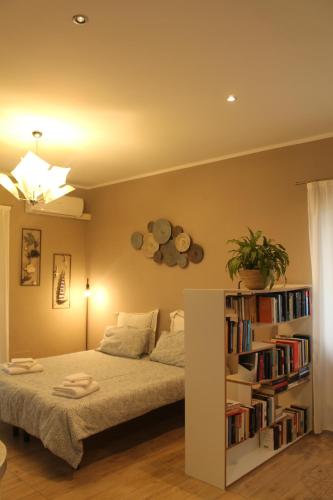 a bedroom with a bed and a book shelf at La Casetta 2 -10 min Aeroporto e spiaggia in Fiumicino