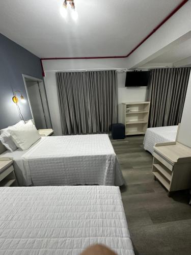 Ένα ή περισσότερα κρεβάτια σε δωμάτιο στο Hotel Mirante