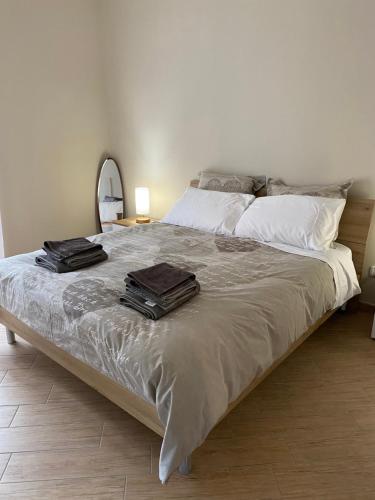 um quarto com uma cama com duas toalhas em A Casa di Katia em Collegno