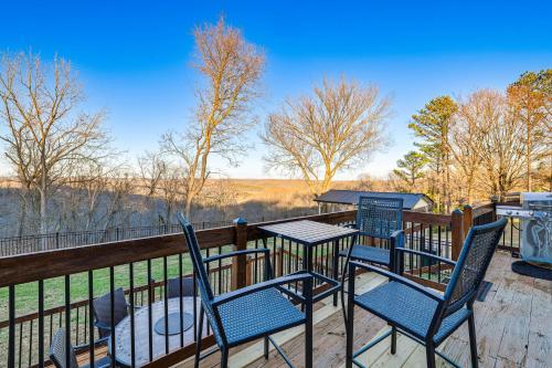 Fotografie z fotogalerie ubytování Eureka Springs Home Rental with Panoramic Views! v destinaci Garfield