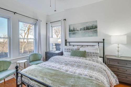 Ένα ή περισσότερα κρεβάτια σε δωμάτιο στο Eureka Springs Home Rental with Panoramic Views!