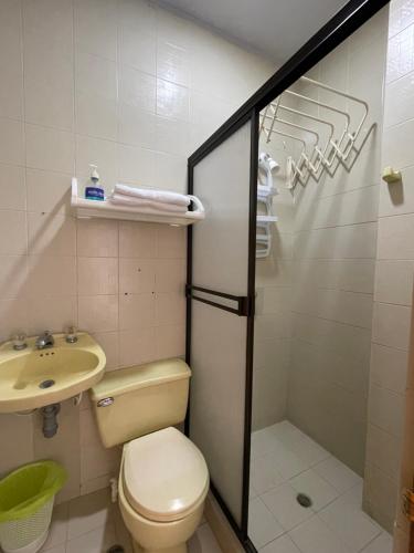 uma casa de banho com um WC e um lavatório em Casa Inés Tolú em Tolú