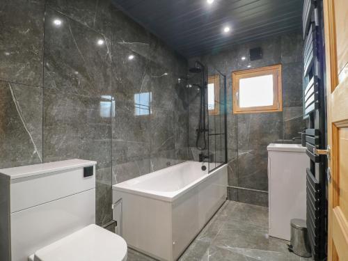 La salle de bains est pourvue d'une baignoire, de toilettes et d'un lavabo. dans l'établissement Otter's View, à Oakham