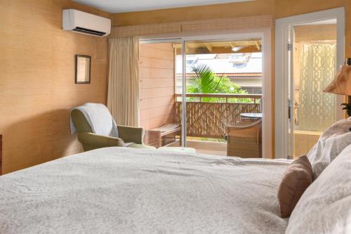 1 dormitorio con 1 cama y balcón en Lotus Suite in a Boutique Resort, 1Bedroom Sleeps 4, en Kihei