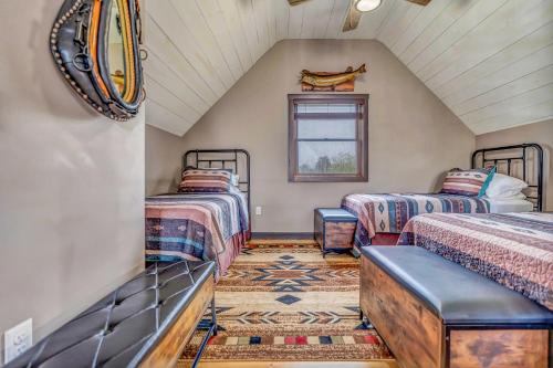 Ένα ή περισσότερα κρεβάτια σε δωμάτιο στο Rustic Hideaway sleeps 4 Hot tub