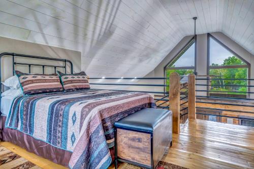 Ένα ή περισσότερα κρεβάτια σε δωμάτιο στο Rustic Hideaway sleeps 4 Hot tub