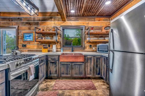Η κουζίνα ή μικρή κουζίνα στο Rustic Hideaway sleeps 4 Hot tub