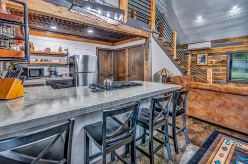 Η κουζίνα ή μικρή κουζίνα στο Rustic Hideaway sleeps 4 Hot tub