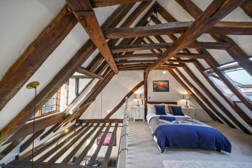 a bedroom with a bed in a attic at Ideal duplex in Canterbury - Sleeps 6 in Canterbury