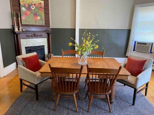 Fotografie z fotogalerie ubytování Cozy 3 & 4 Bed Home 2 Blocks to Hospitals & Lambeau v destinaci Green Bay