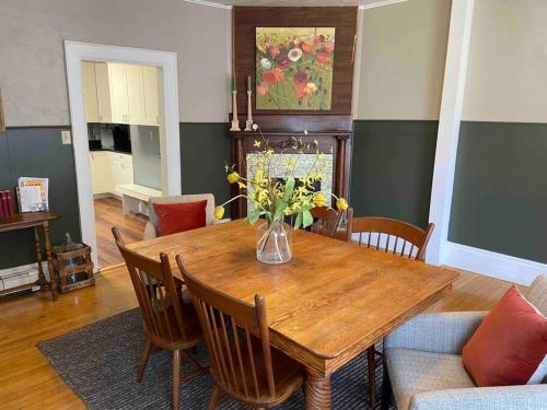 Fotografie z fotogalerie ubytování Cozy 3 & 4 Bed Home 2 Blocks to Hospitals & Lambeau v destinaci Green Bay