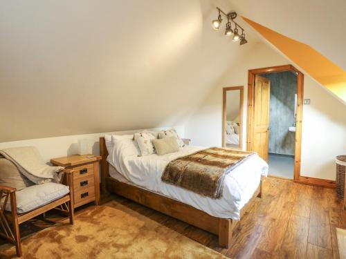 una camera con letto e sedia di Kerrowdown Mill a Inverness