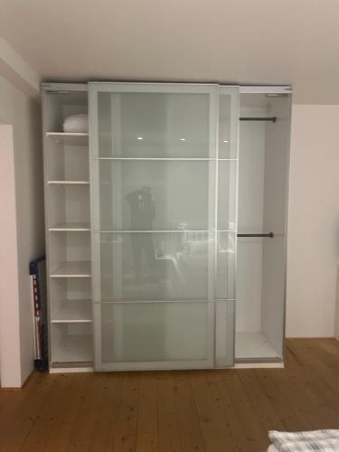 an empty closet with glass doors in a room at Tritt ein bring Glück herein - Exquisite 75 qm - Messenähe - Parkplatz - Flughafennähe in Düsseldorf