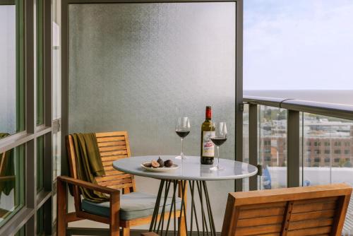 een tafel met twee glazen wijn op een balkon bij Sonder at The Liberty in Toronto