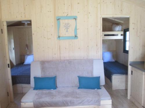 1 dormitorio con 2 camas y 1 sofá en una habitación en Camping la Borie Basse en Condat