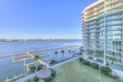un immeuble d'appartements avec vue sur l'eau dans l'établissement Caribe B-0609, à Perdido Key