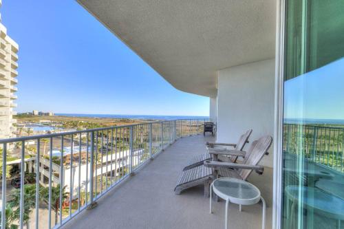 un balcon avec deux chaises et une table dans l'établissement Caribe B-0609, à Perdido Key