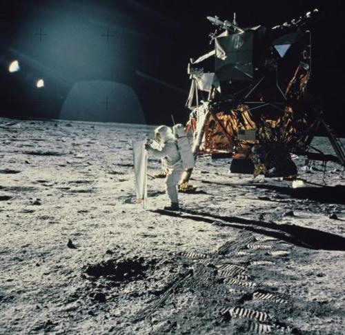 Człowiek stoi na powierzchni księżyca w obiekcie Само Тест не резервирай не същствува w Płowdiwie